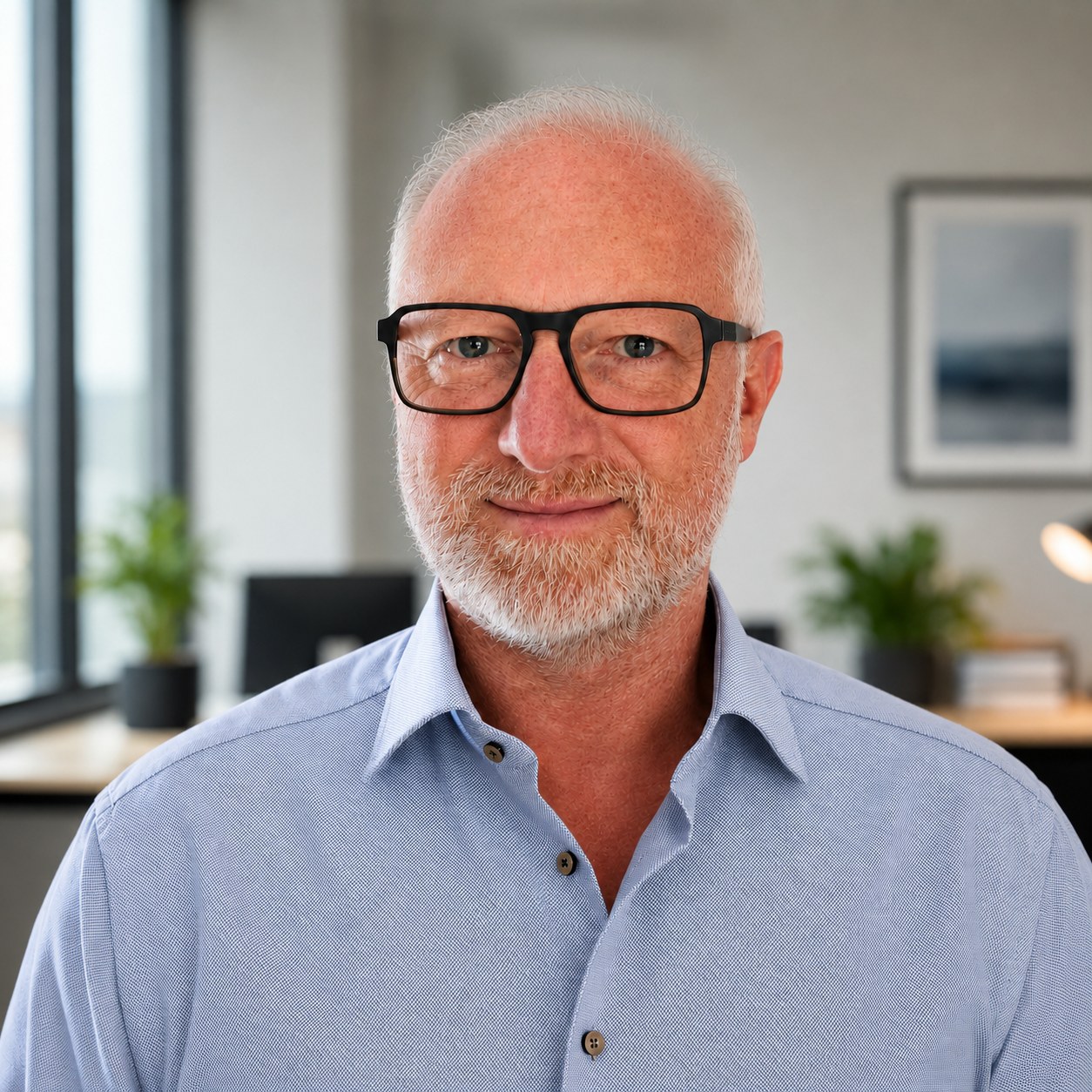 Achim Kaiser in einem modernen Arbeitsumfeld